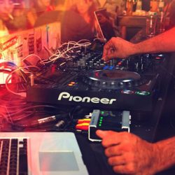 5 Tips Belajar DJ bagi Pemula Menjadi seorang DJ merupakan salah satu pekerjaan yang keren dan membanggakan. Meskipun sebagian orang menilai negatif, seorang DJ bisa mengkomposisi dan mengaransemen berbagai lagu. Terlebih lagi, menjadi DJ bisa membuat orang bahagia dengan alunan musiknya. Namun, menjadi seorang DJ bukanlah sebuah profesi yang mudah. Cara belajarnya cukup rumit dan tentunya butuh budget besar karena alat-alatnya yang nggak murah. Nah, buat Anda yang ingin menajdi DJ, berikut 5 tips belajar DJ bagi pemula. Tips Sukses Belajar DJ bagi Pemula 1. Mempersiapkan Mental Kenapa mental menjadi daftar teratas dalam tips menjadi DJ? Yup, mental merupakan salah satu komponen penting dalam belajar DJ karena nantinya untuk menjadi DJ membutuhkan proses belajar yang panjang. Selain itu, pekerjaan sebagai DJ identik dengan dunia malam sehingga memerlukan mental yang kuat agar tidak terjerumus ke hal-hal negatif. 2. Mengenali Alat dan Fungsinya Tips kedua yang wajib diikuti yaitu belajar alat-alat yang digunakan untuk menjadi DJ. Profesi DJ mengusung banyak alat music elektrik modern yang memiliki banyak tombol di dalamnya. Sebagai awalan dalam belajar DJ, pastikan Anda mempelajari terkait alat tersebut beserta fungsi tombol yang ada di dalamnya. Pengetahuan terkait alat ini tidak boleh setengah-setengah, jadi harus dipastikan agar menguasai semua komponennya. 3. Mengikuti Kursus Karena belajar DJ nggak mudah sebaiknya Anda melakukan kursus. Dengan mengikuti kursus, nantinya kita akan dibimbing tahap demi tahap terkait menjadi DJ. Kita akan diajari semua hal terkait DJ mulai dari dasar hingga level tertentu. Biasanya, pemula akan diajarkan dasar-dasar alat musik, jenis musik, cara mengaransemen dan mengkomposisi lagi. Di sisi lain, pemula juga akan diajarkan beragam teknik yang bisa digunakan untuk melakukan mixing 2 atau lebih lagu seperti teknik speed hunting atau cueing. Selain itu, salah satu alasan kenapa kursus adalah hal wajib untuk menjadi DJ yaitu dengan melakukan kursus, otomatis mereka sudah menyiapkan semua alat-alat DJ sehingga kita tidak perlu boros membeli alat terlebih dahulu. 4. Latihan Rutin Latihan rutin adalah agenda wajib yang tidka boleh dilewatkan dalam belajar DJ. Sebagai pemula ataupun pro, latihan rutin tidak hanya berfungsi untuk memahami dan menguasai masing-masing tombol dalam alat Dj, tetapi juga sangat ampuh untuk melatih kepekaan telinga. Semakin peka telinga Anda, maka mixing lagu juga akan semakin mudah. Kepekaan telinga ini berfungsi untuk mengetahui kesamaan dan perbedaan nada serta perbedaan ketukkannya sehingga nantinya saat melakukan mixing dan arensemen bisa menghasilkan lagu yang berkualitas dengan tempo yang selaras. 5. Pantang Menyerah The last, dalam belajar DJ untuk pemula tidak boleh ada kata menyerah. Biasanya, pada saat awal kita sangat bersemangat, namun seringkali mereka yang belajar DJ mengalami lelah dan ingin menyerah ketika mempelajari banyak teknik yang rumit. Apalagi jika berkaitan dengan melatih kepekaan telinga dimana setiap orang memiliki daya tangkap yang berbeda. Untuk mencegah hal tersebut, sebaiknya terapkan prinsip pantang menyerap dari awal hingga akhir dan selalu berfikir posiitf bahwa Anda bisa melakukannya. Percayalah bahwa setiap proses yang dilakukan akan membawa hasil yang baik. Nah, itulah tadi beberapa tips seputar belajar DJ yang bisa dijadikan referensi oleh para pemula. Semoga tips tersebut bermanfaat dan selamat belajar untuk menjadi seorang DJ professional.